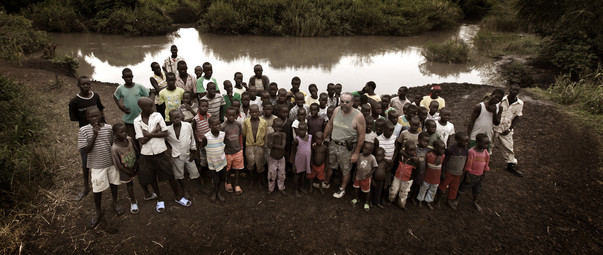 Sam Childers_Manyana river with Kids_© Kevin Evans